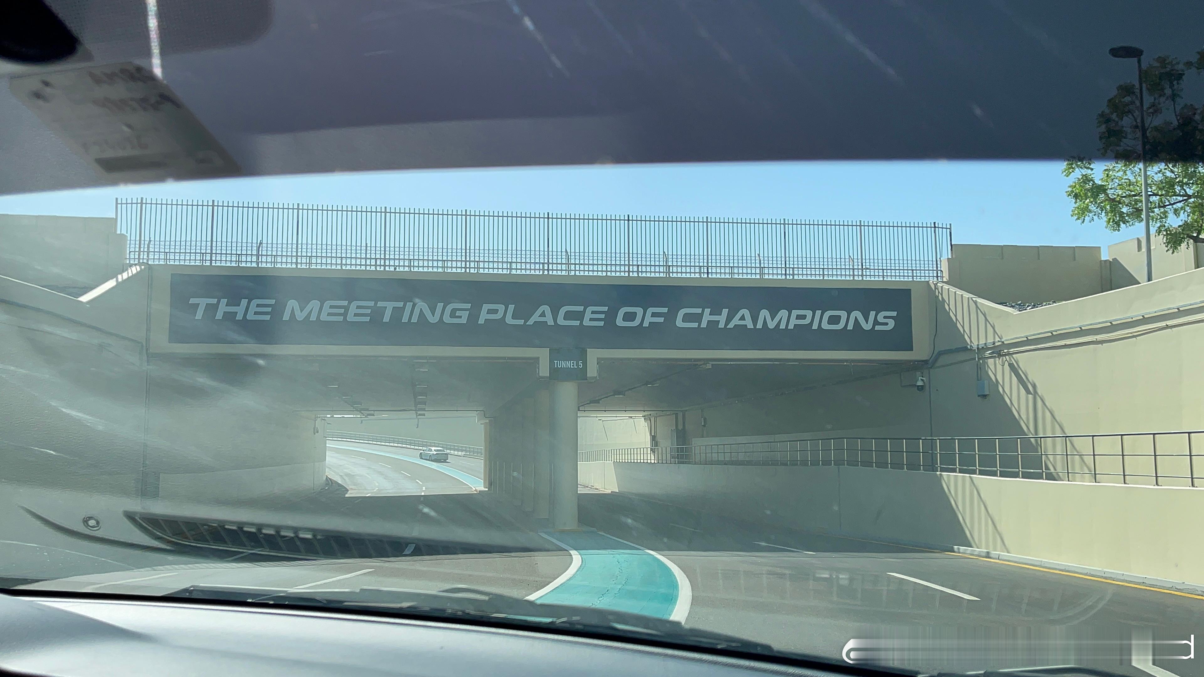 和姚帝早早就预定了阿布扎比Yas Marina F1赛道的F3000和马丁Van