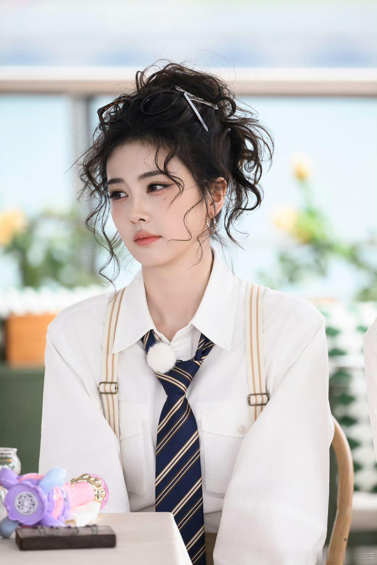 白鹿骑李晨脖子上李晨扛着白鹿踩指压板奔跑吧   这一幕笑中带疼：李晨背着白鹿踩指