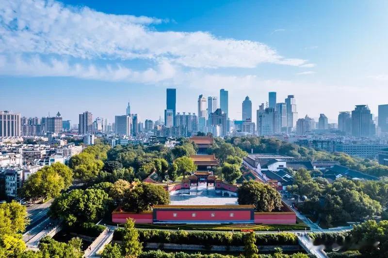 祖国才是家！
最近听到一个不好的消息，我的一位亲戚在80年代大学毕业以后，哥俩在