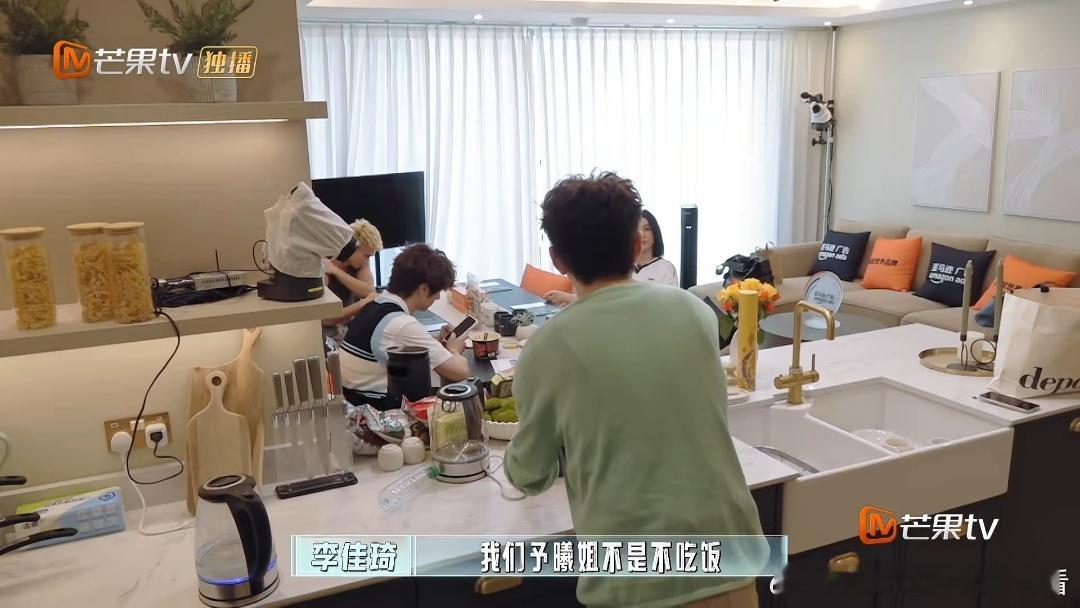 张予曦早饭吃辣条夹面包张予曦早饭吃辣条 别人早晨喝咖啡吃面包，张予曦直接辣条夹面