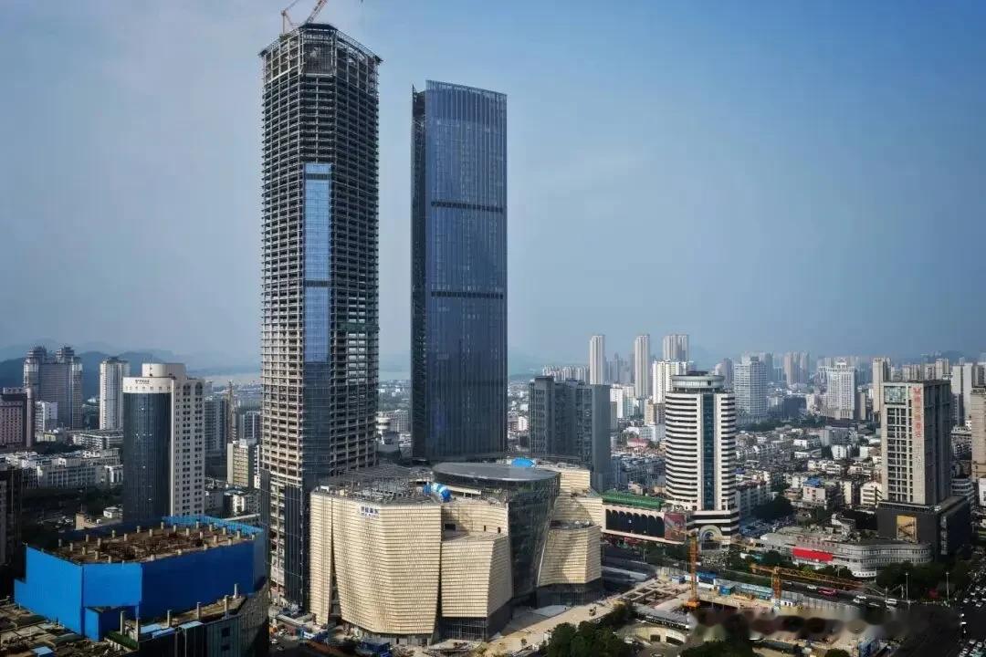 徐州德基广场旁边烂尾楼树立个大型徐工广告吧