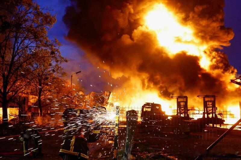 俄军大规模空袭乌克兰多地：基辅、敖德萨等城市受袭 已致至少13人死亡海外新鲜事俄