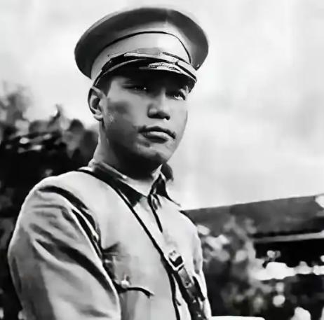 1948年，蒋经国不打招呼直接登门郭汝瑰住处，推开门，看见的是一张寒酸的饭桌。两