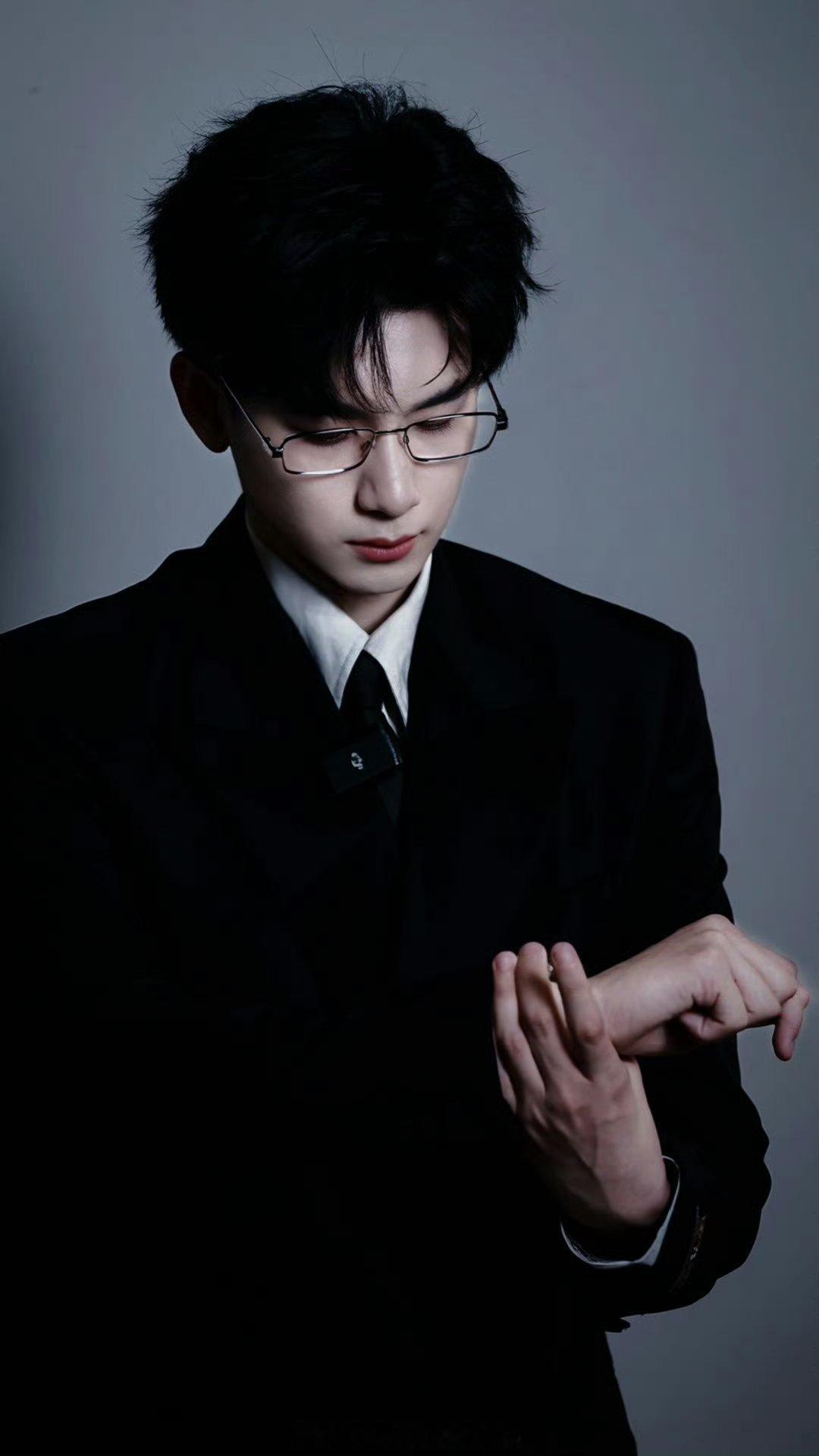 胡先煦杀进内娱hot nerd赛道从儿子晋升为老公 