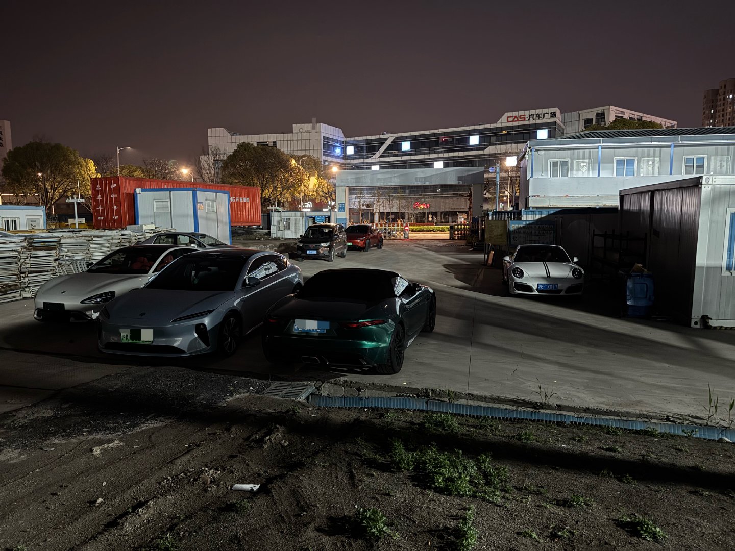 安亭深夜的球场。不是捷豹就是911，都是开跑车来打球的。