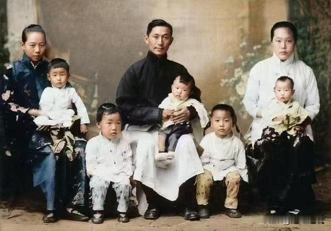 【老照片】1915年11月15日，北京棉花胡同，蔡锷的全家福。他的怀中抱着长子端