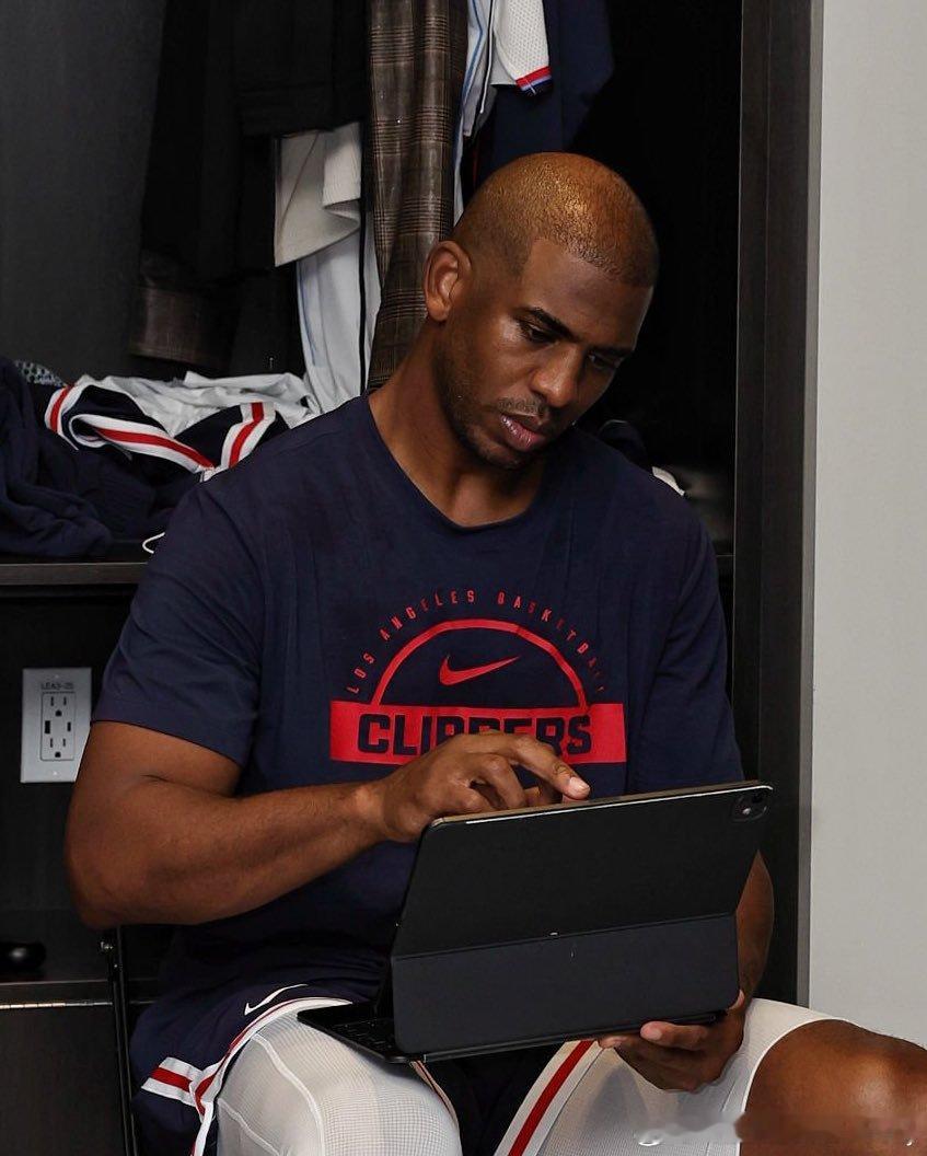 ramonashelburne据报道，克里斯·保罗举办了一场万圣节派对，但他的快