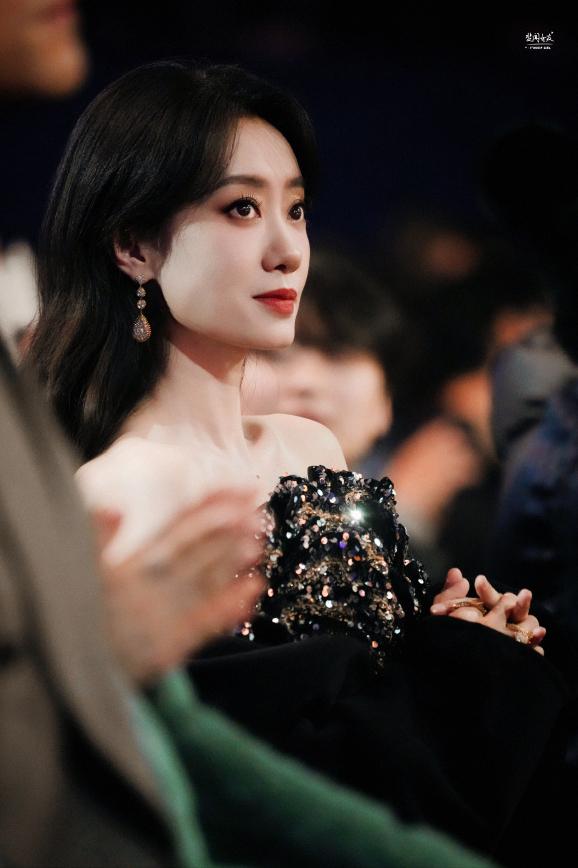 演员，张小斐说，我想对十五年前的自己说，你不用跳舞这么刻苦，因为你以后是一个小品
