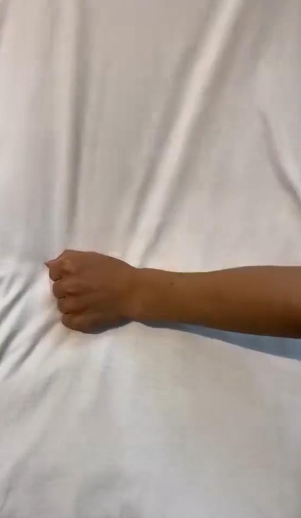 告诉你们，什么颜色的衣服显白～
看完你也就会了。
正常我一般都选黑，灰，这几个色
