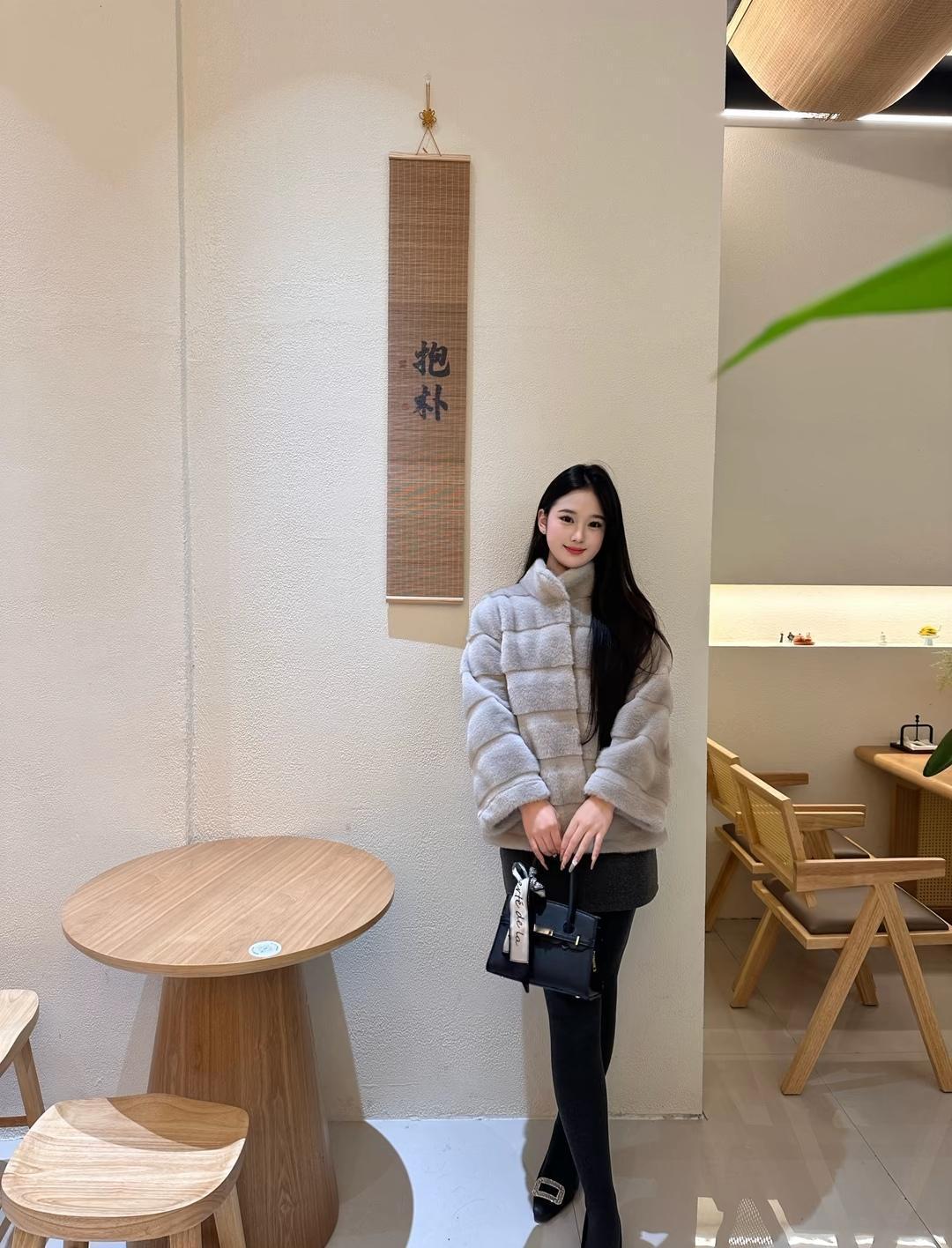 冬日穿搭指南：毛茸茸外套+黑色紧身裤，温暖又时尚！🌟👗👢