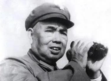 1952年，许世友回乡探亲，哪料，他看见叔叔许存礼，掏出枪就要动手。母亲却突然扑