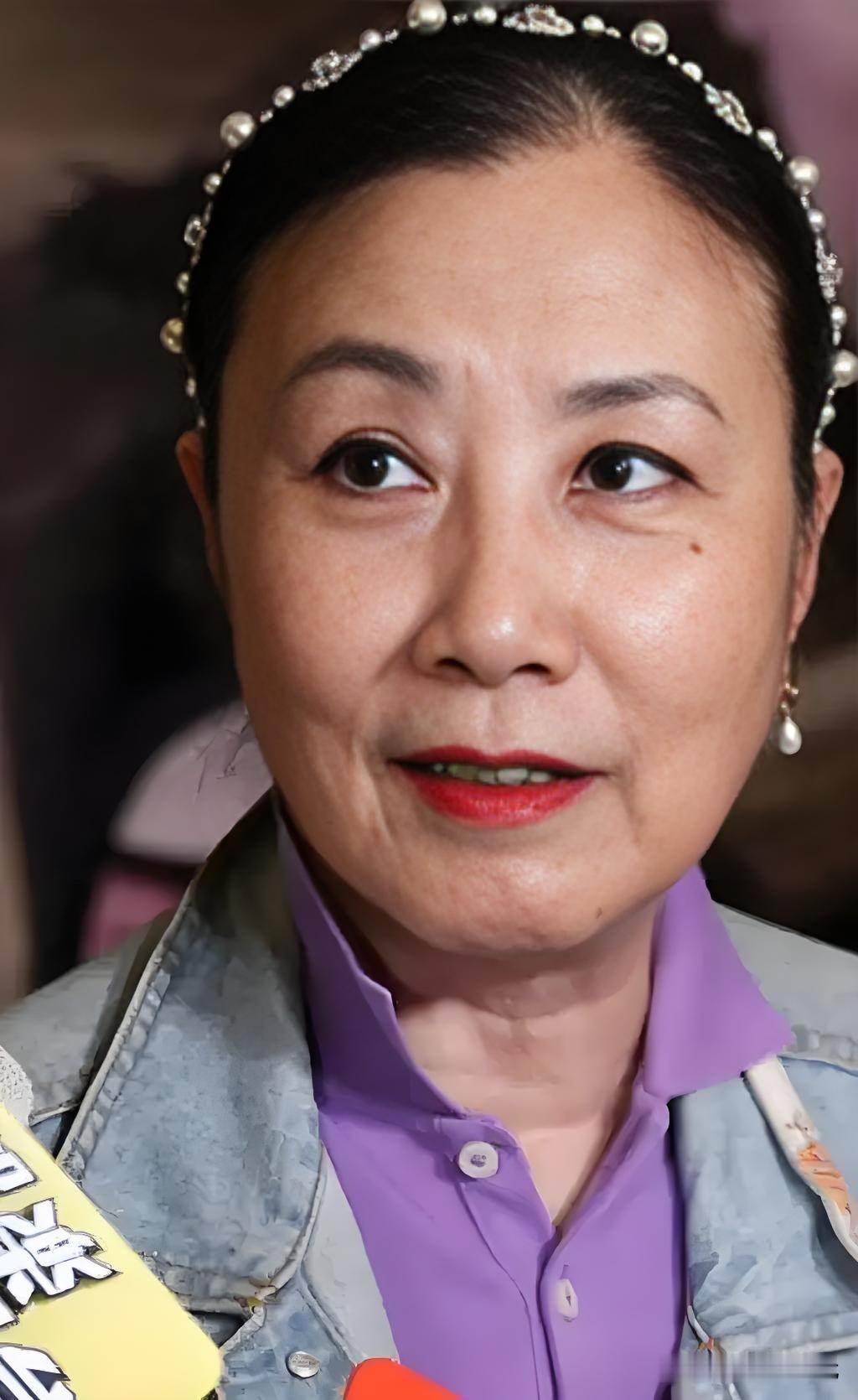 🔥77岁汪明荃化妆前后对比！素颜温柔松弛，舞台妆气场全开，这差距也太真实了吧！