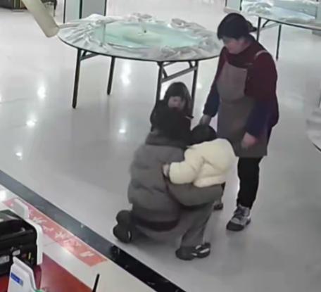 “这个女人太狠了！”安徽六安，一女子带着不到2岁的孩子下馆子，她孩子跟别人家2岁