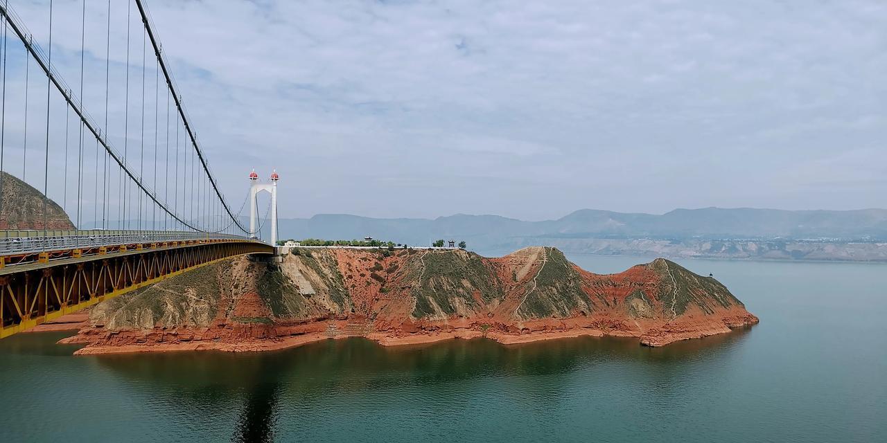 从兰州出发，途径刘家峡水库，前往“安多合作米拉日巴九层佛阁”，这个名字有点长啊，