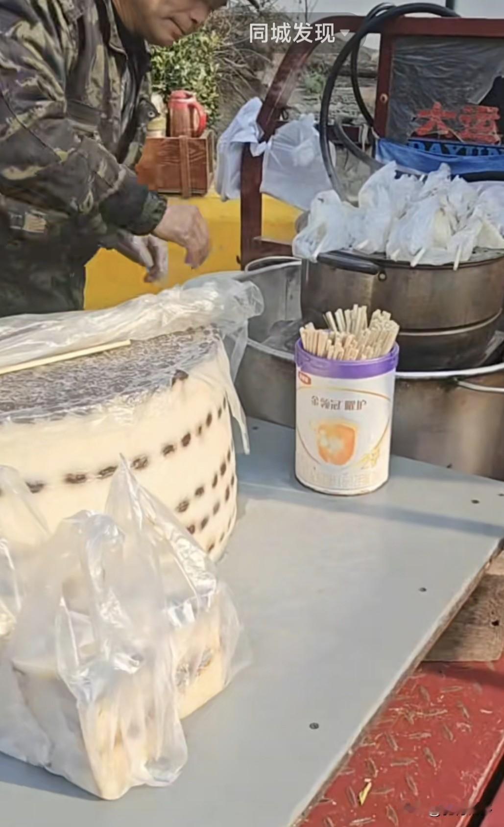 刷抖音看到兴平老家人逛会，看到一系列卖小吃的，我忍不住咽口水，我知道这麻花、这甑