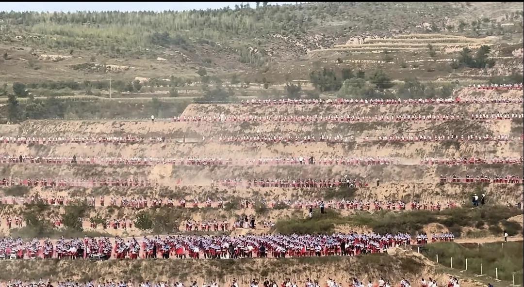 这是横山五千人腰鼓的壮观表演，为的是申报吉尼斯世界纪录。
      这场面够大