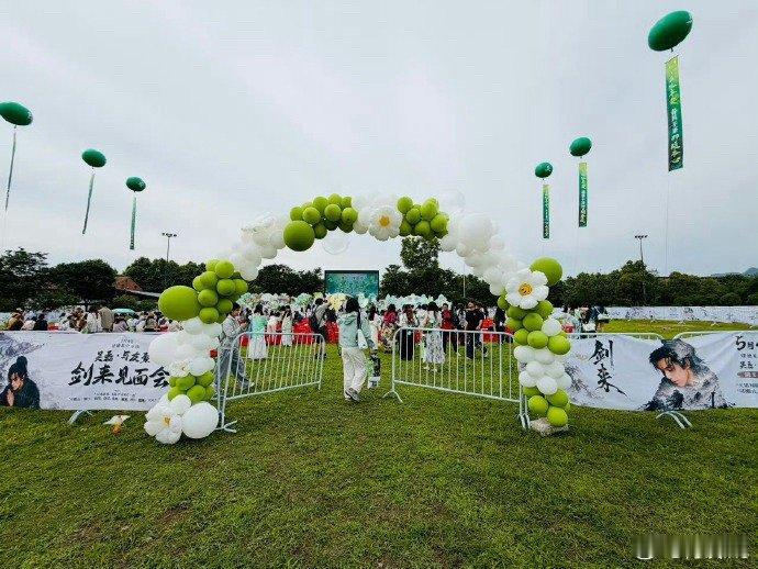吴磊《剑来》今天杀青见面会应援，很贴心还准备了逆应援，期待早日见到陈平安 