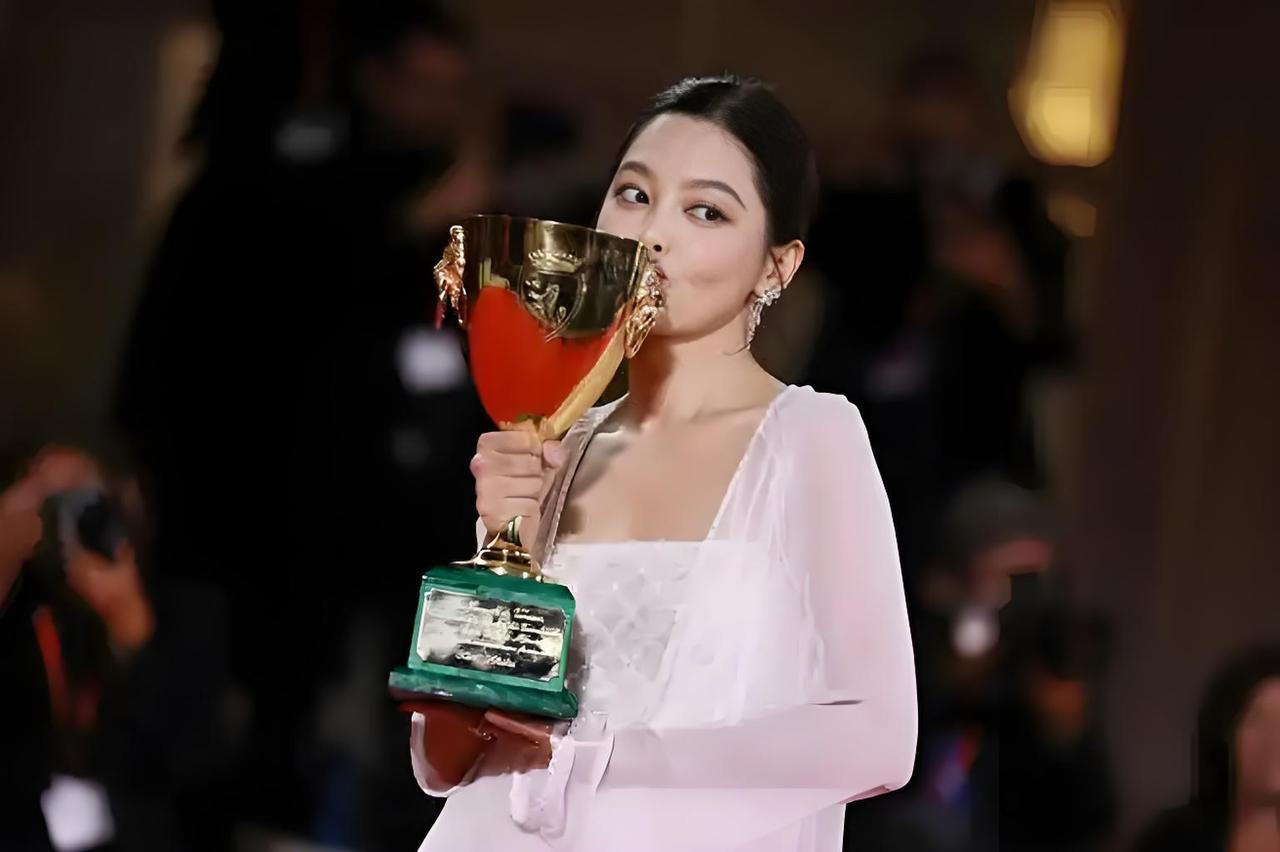 一觉醒来辛芷蕾直接把威尼斯影后奖杯捧回家了！之前看《繁花》里的李李，就被她的演技
