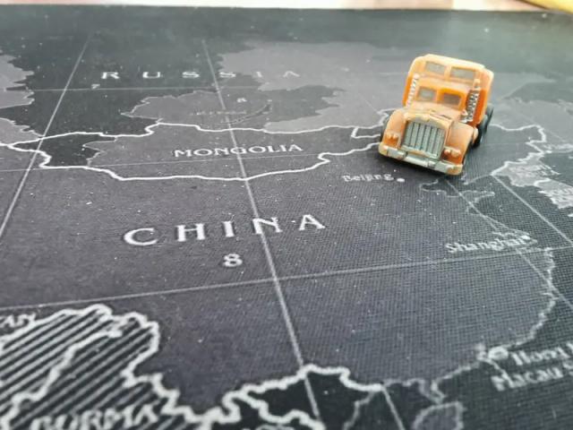 2月18日，波兰武装部队总参谋部宣布一项新规：中国制造的车辆将被禁止进入受保护军