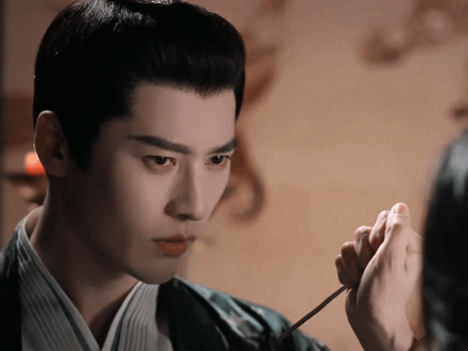 当长公主爱上敌国皇子，从心动那一刻起就注定是死局。陈乔恩和梁雪峰，一个眼神隐忍克