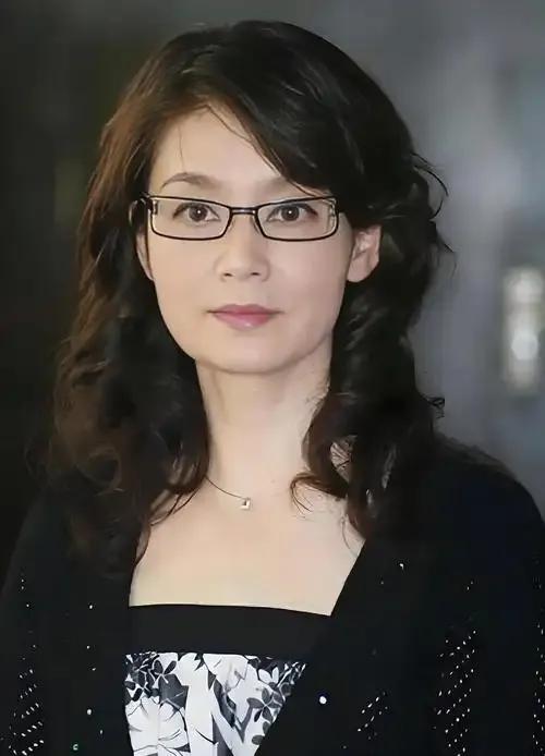 71岁潘虹这段剖白，戳中了太多人的人生真相。年轻时总忙着追名逐利，要事业要财富要
