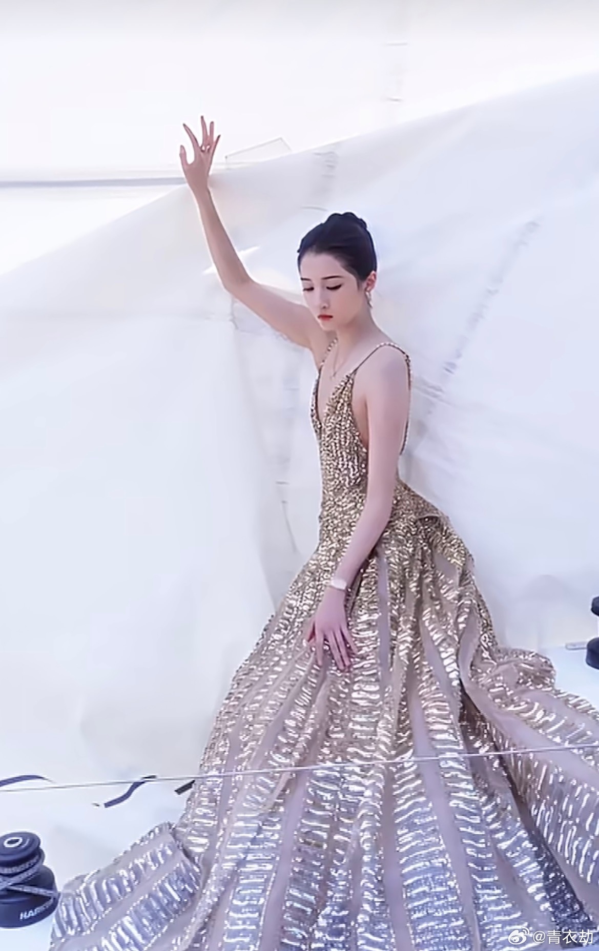 关晓彤瘦了好多感觉差不多啊，她不是一直是这样的身材吗？高高瘦瘦的，腿很长。但我觉