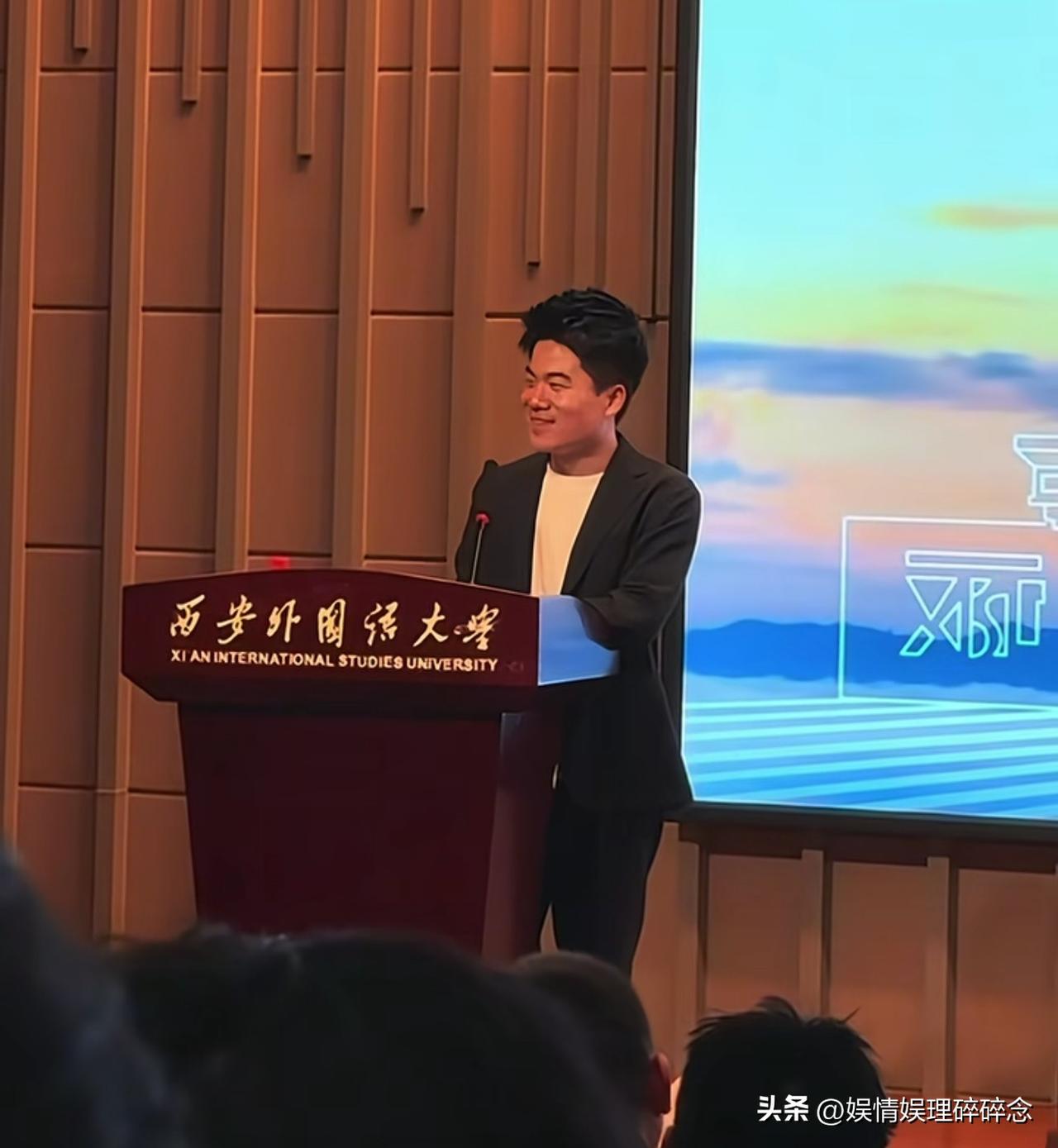 其实一切都有迹可循！
看了董宇辉回母校演讲的电子稿，其中的一个故事让我更加确信：