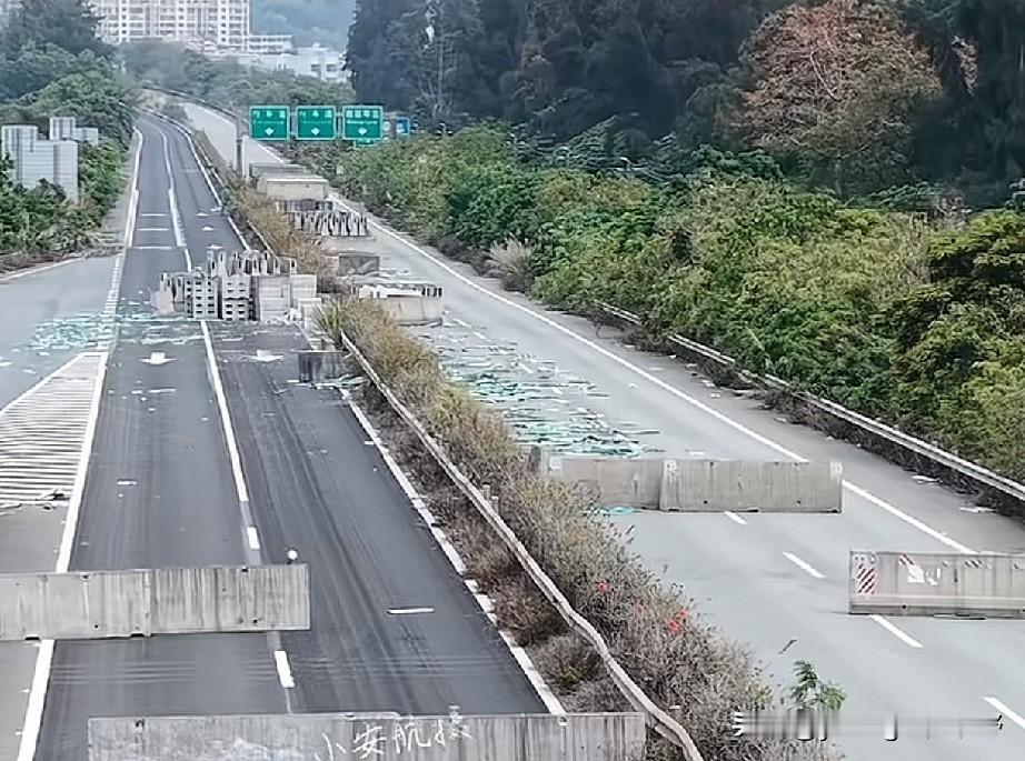 在广东汕尾的海岸线旁，有着这么一条看似废弃的高速公路。这就是原来的沈海高速鲘门段