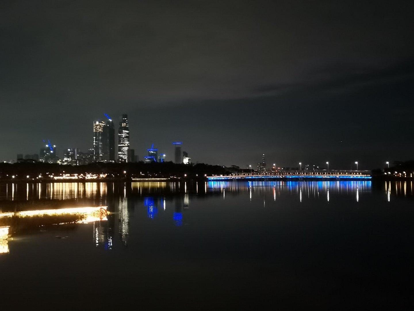周日的夜晚，漫步人才公园。晚风掠过湖面，城市万家灯火倒映水中。喧嚣都归于平静，在