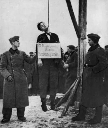 1941年，年轻的苏联女战士卓娅被纳粹军人轮番侵犯后处死。为了不让她喊叫，纳粹军