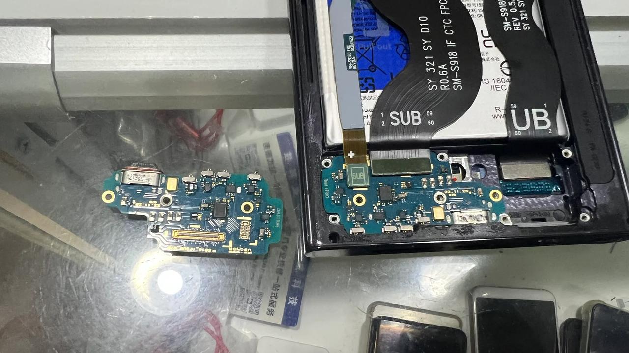 昨天淘宝买的尾插小板到了立马拿去手机店换上，已解决发微信语音没声音的问题，检测了