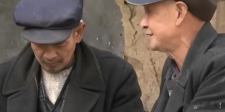 一个智障光棍收养了一个弃婴，在含辛茹苦养育了收养的女儿23年后，竟被亲手送上了法