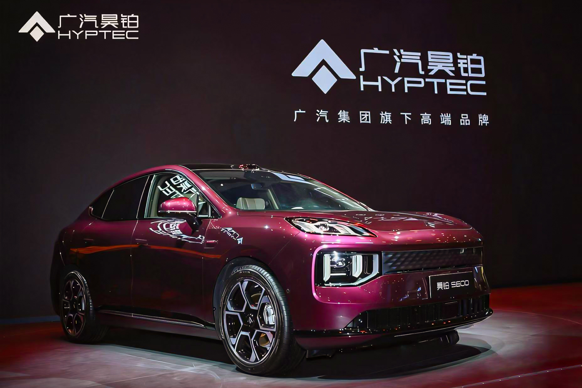 昊铂S600正式全球首发，实车在灯光下姿态低趴又不失体量感。内饰感受也很上档次，