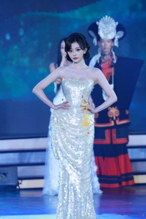 孔雪儿走秀孔雪儿银色亮片抹胸裙 宝宝你怎么这么美 