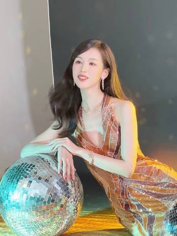 陈都灵亮片裙陈都灵闪耀的灯球 陈都灵闪耀的灯球 