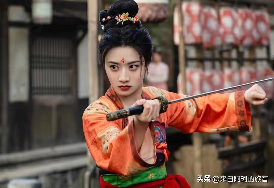 你有没有过这种时刻——深夜刷手机，耳机里飘出一句“夜未央”，觉得这三个字真好听，