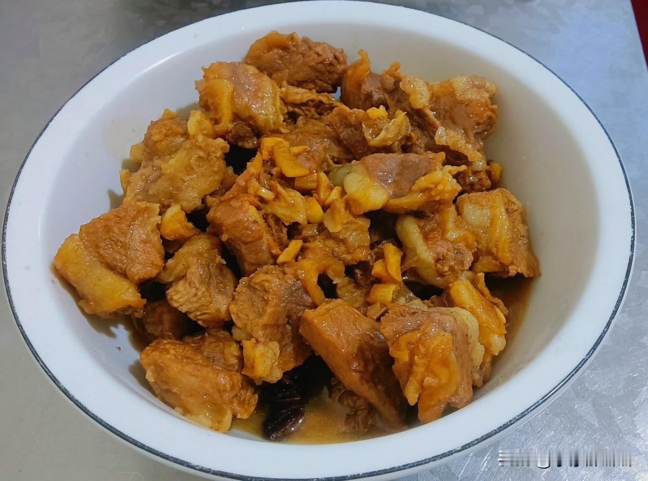 吃饭了，即墨农村老李家今晚的晚饭。

炖牛腩
虾米炒小油菜
小葱拌八带鮹
焖大米