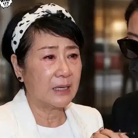 狄波拉在谢贤葬礼上哭到几乎失控，
一身白衣，
被女儿搀着，双眼红肿。全网都在问：