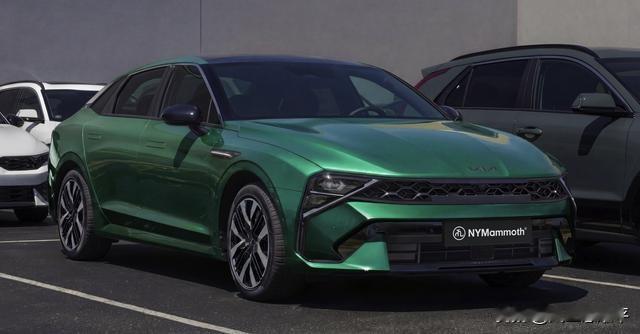 近日，外媒曝光了一组全新一代起亚K5的假想图。新车预计2027年发布，采用了全新