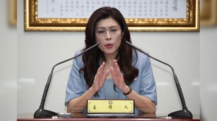 文化是连接血脉的无形纽带。郑立文此行，将脚步印刻在敦煌莫高窟的千年壁画上，穿梭于