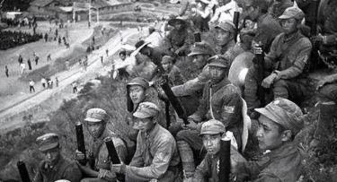 抗战时，一潜伏人员叛变，带敌抓人时却不知，自己身边还有潜伏者。 
 
1943年