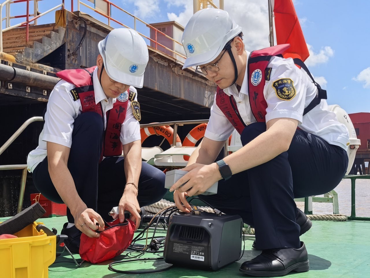 宁波海上通航诊断师高温出海忙检测 东海航海保障中心宁波通信中心工程师沈哲、丁梓恒