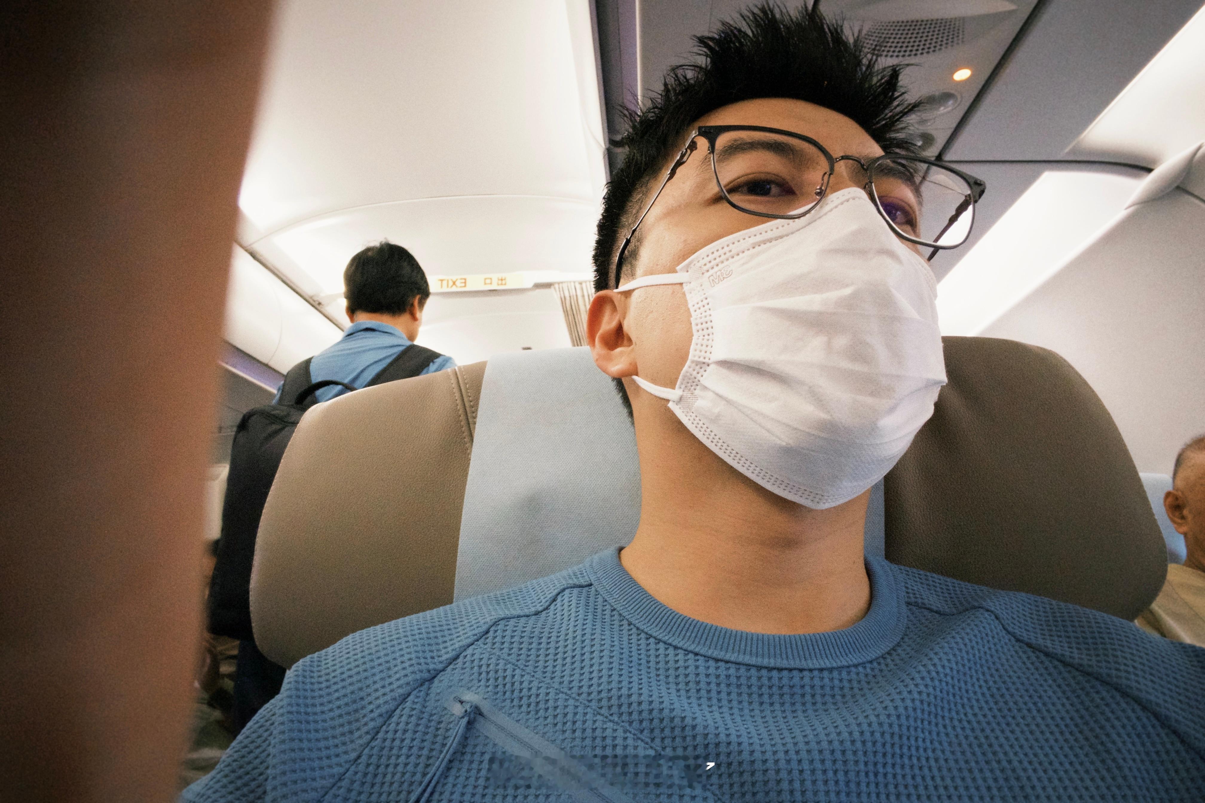 在深圳机场Sorry全场的抱歉声中登机了，延误了三个小时，好麻我想回家。 深圳·