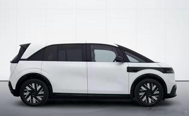 极氪把宝宝巴士定位为SUV？！有点不太理解，侧滑门的SUV，倒是可以和世纪SUV