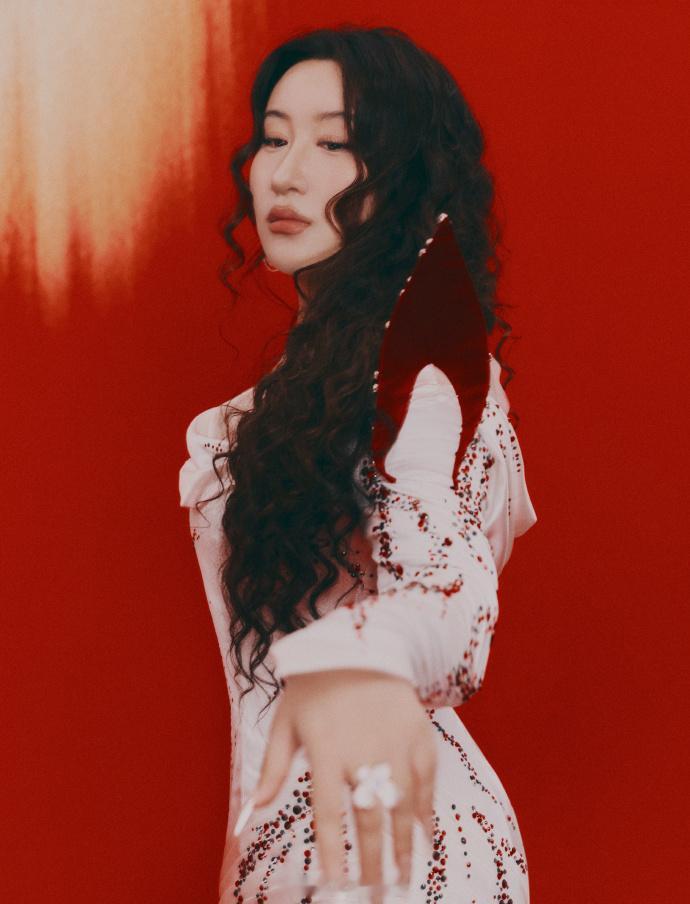 锤娜丽莎问刘亦菲们来抱抱刘亦菲sing吗 锤娜丽莎这套红调大片氛围感十足，配上趣