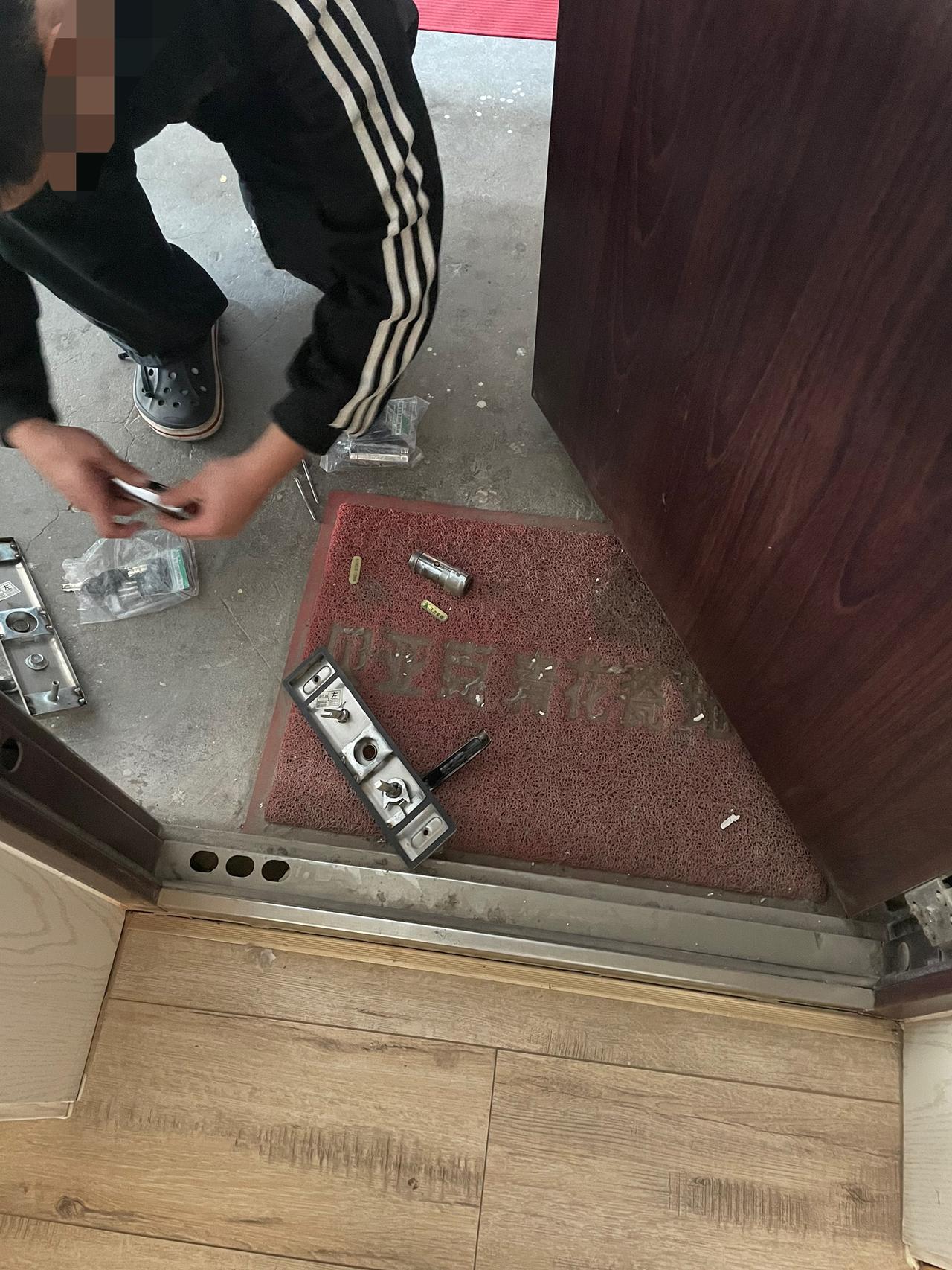 我把钥匙弄丢了，上网请了位换门锁的师傅，对方在电话里就跟我讨价还价。
一听说我家