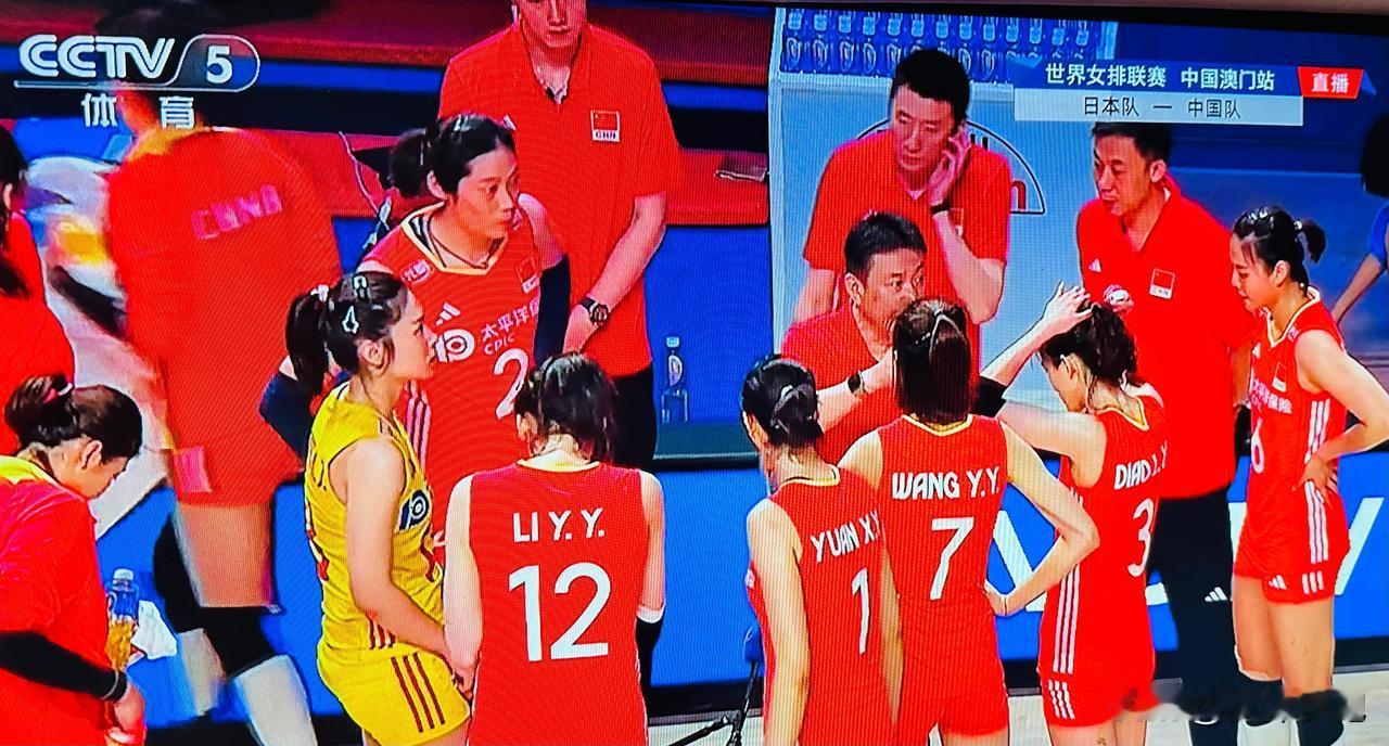 1-2，中国女排被逼到悬崖边，朱婷终于登场了！女排世联赛澳门站，中国女排目前1-