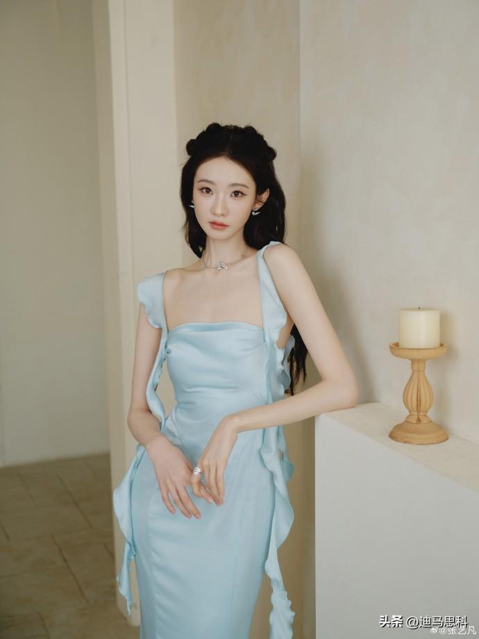 张艺凡穿上清新雅致的浅蓝色礼服，衬得她宛如从童话里走出来的公主。而一字带高跟鞋更