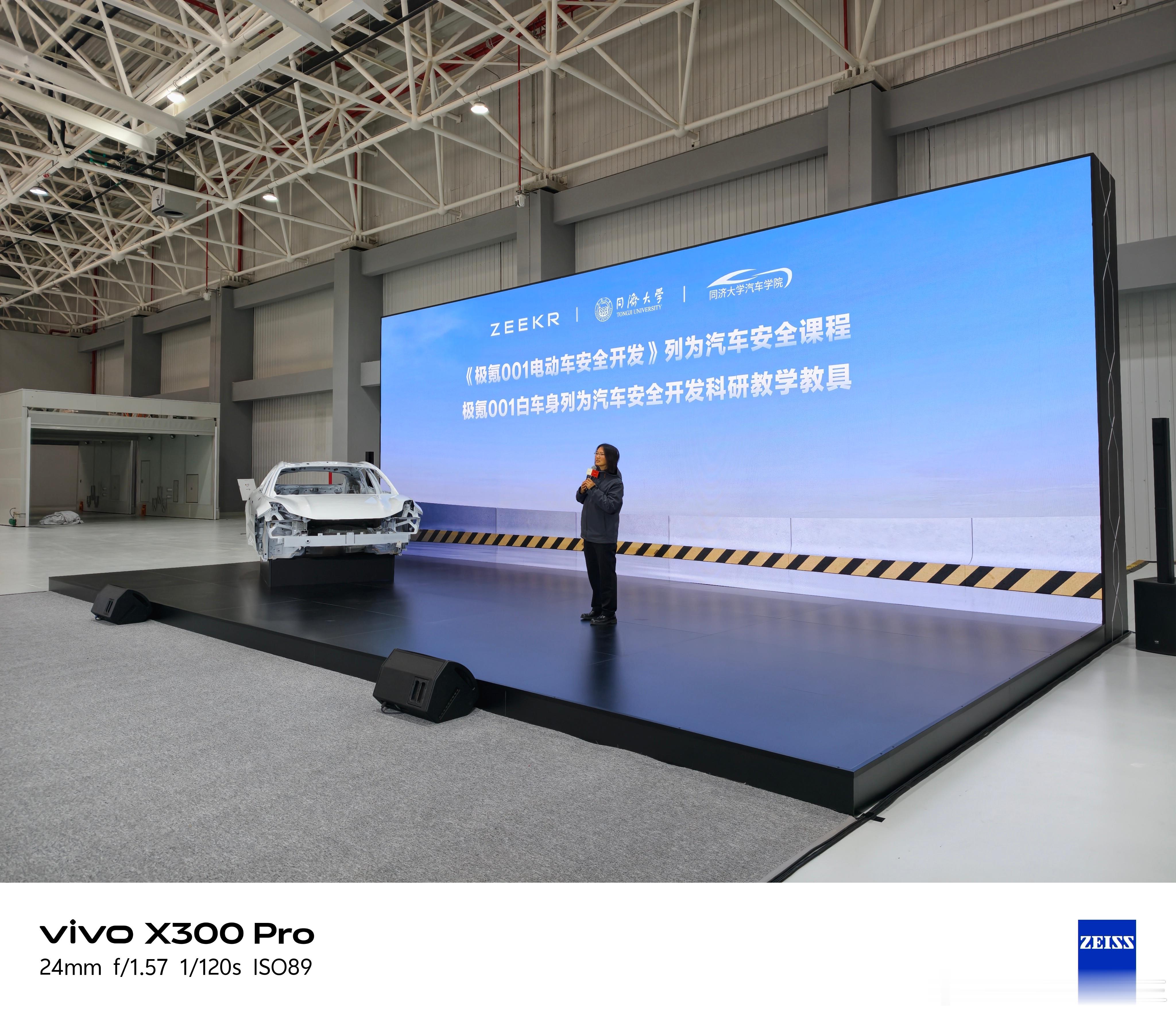 今天在吉利全域安全中心，见到了很多老熟人，也见到了一些新面孔，比如图2这位带帽子