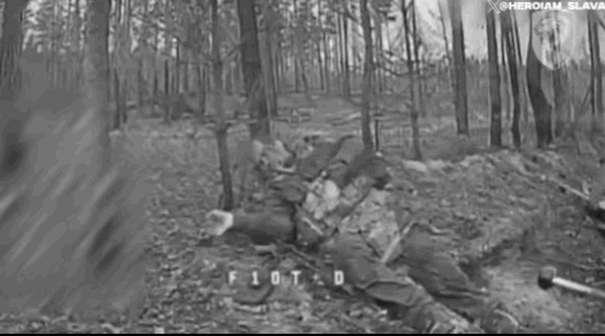 这是1名聪明胆大的俄军士兵，假装被“去军事化”，就等乌军无人机贴脸时，迅速拿起枪